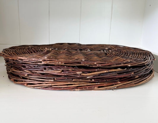 Side view of a stacked of 4  oval willow placemat